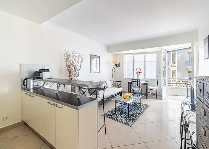 L'esprit Croisette Avec Balcon à Cote Du Martinez * Cannes